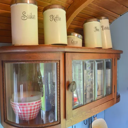 Dom wakacyjny Gypsy Caravan In Weideblick With Farm Animals Bergen op Zoom