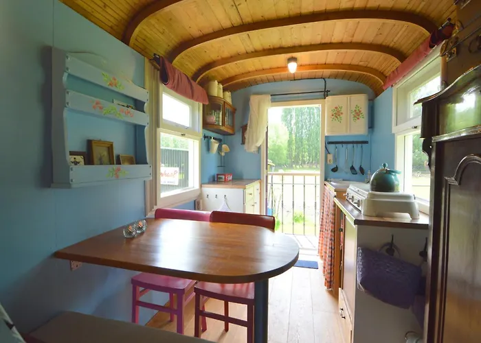 Gypsy Caravan In Weideblick With Farm Animals *