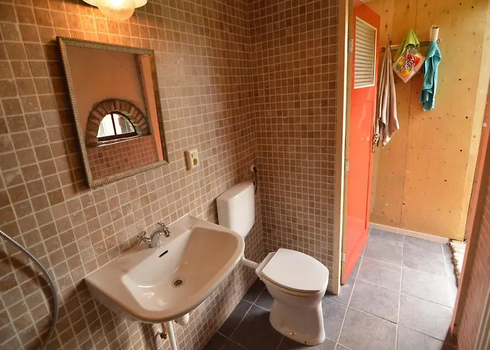 Gypsy Caravan In Weideblick With Farm Animals Hébergement de vacances