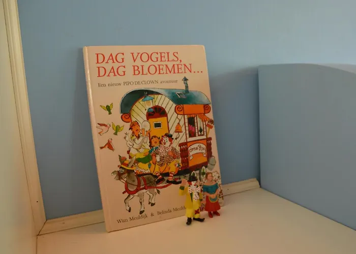 Gypsy Caravan In Weideblick With Farm Animals