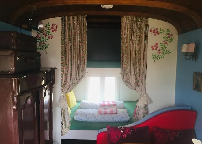Gypsy Caravan In Weideblick With Farm Animals Hébergement de vacances