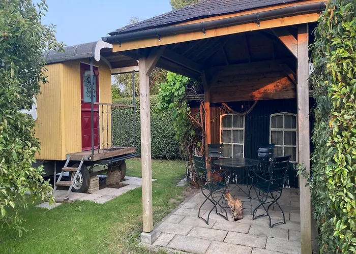 Gypsy Caravan In Weideblick With Farm Animals Hébergement de vacances *