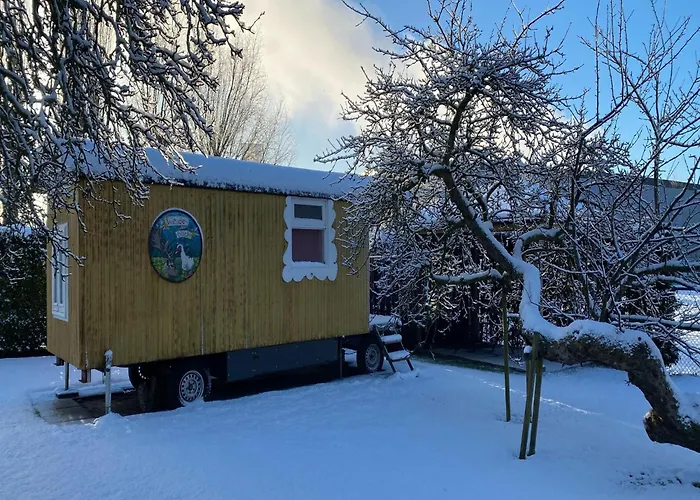 Gypsy Caravan In Weideblick With Farm Animals Hébergement de vacances *