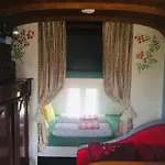 Gypsy Caravan In Weideblick With Farm Animals בית נופש