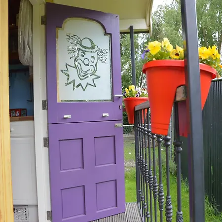 Gypsy Caravan In Weideblick With Farm Animals * بيرخن أوب زوم