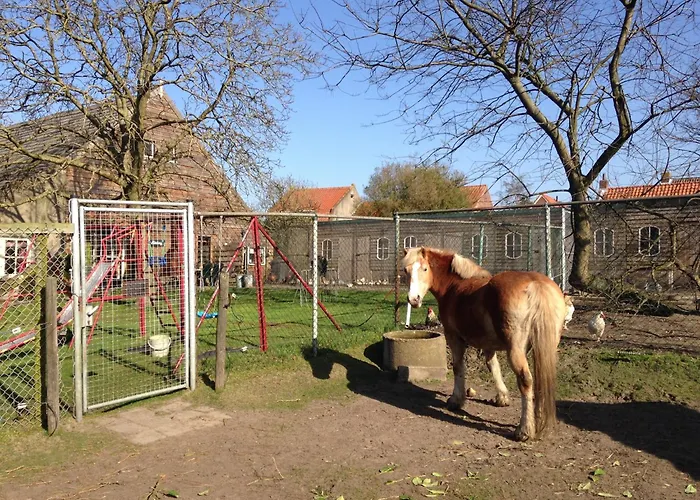 Gypsy Caravan In Weideblick With Farm Animals بيت للعطل
